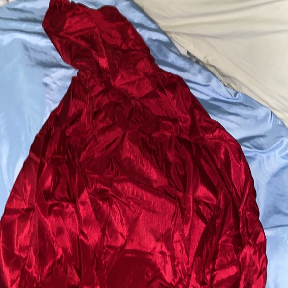 Red cape - Picture 5 of 5